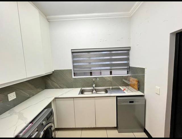 4 BEDROOM HOUSE FOR SALE IN MIDSTREAM HILL